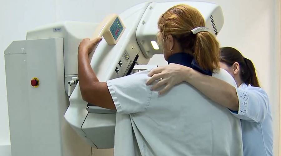 Imagem: Pacientes realizando exames de mamografia