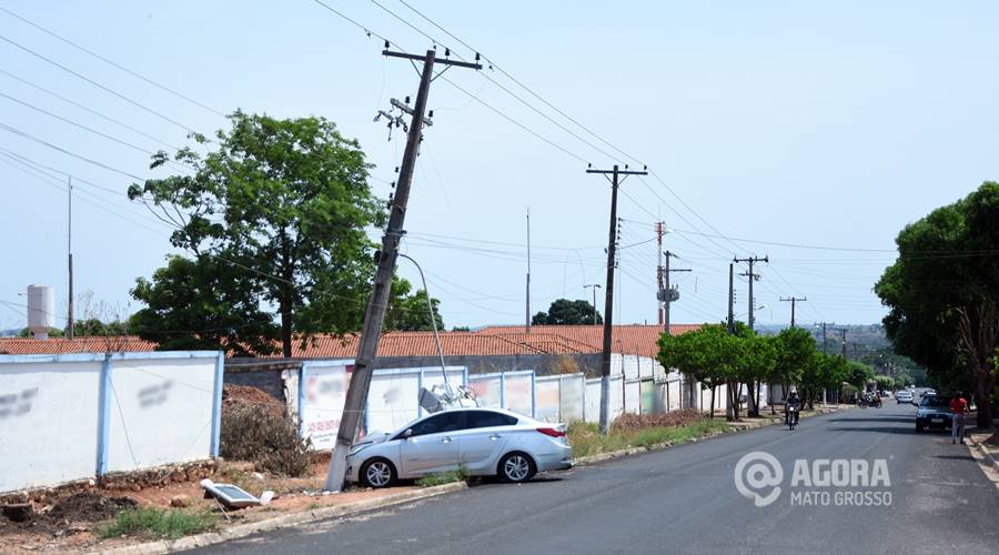 Imagem: Veiculo colide em poste e transformador cai em cima do carro no Jardim Sumaré 