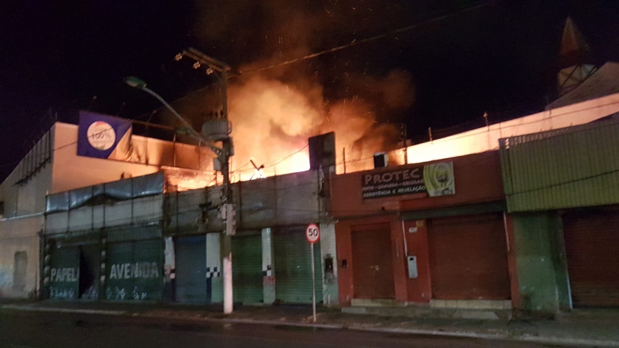 Imagem: incendio destrói lojas em Cuiabá