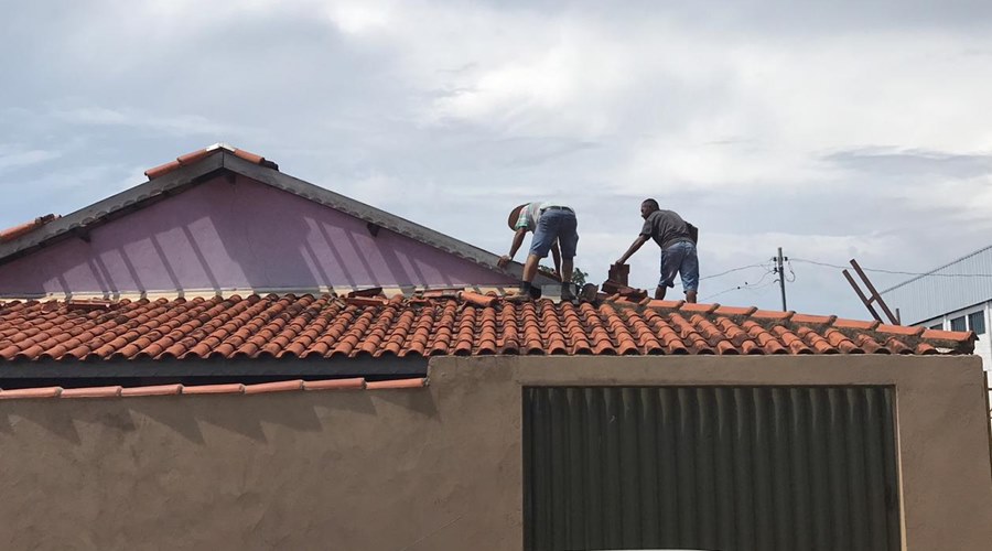 Imagem: Moradores consertando o telhado em Tangara da Serra