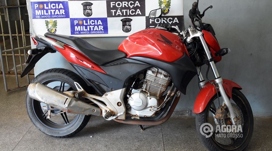 Imagem: Motocicleta furtada é localizada pela equipe da Força Tática em residência