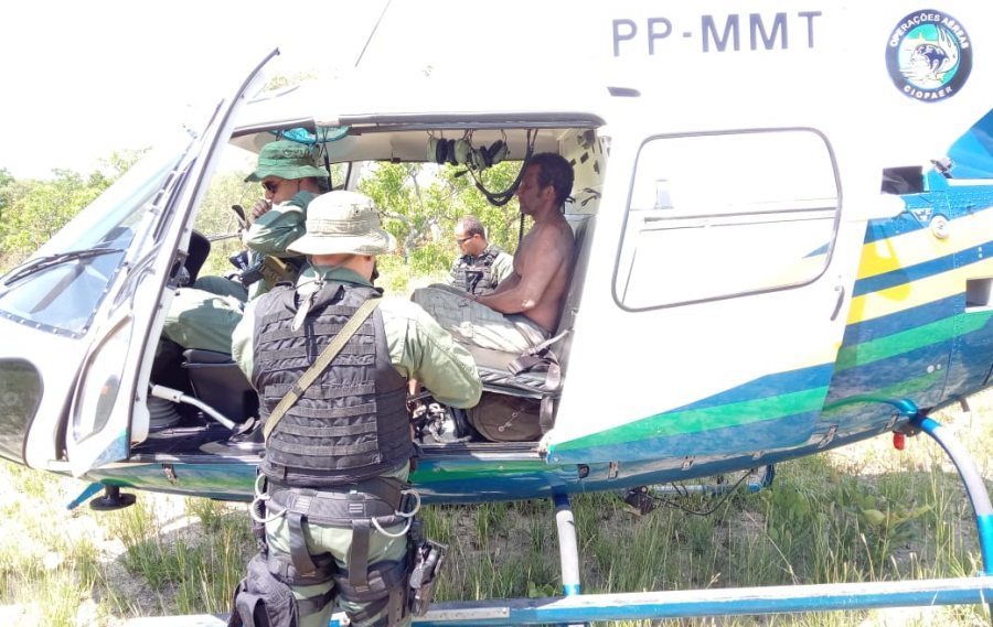 Imagem: helicoptero resgasta homem sumido