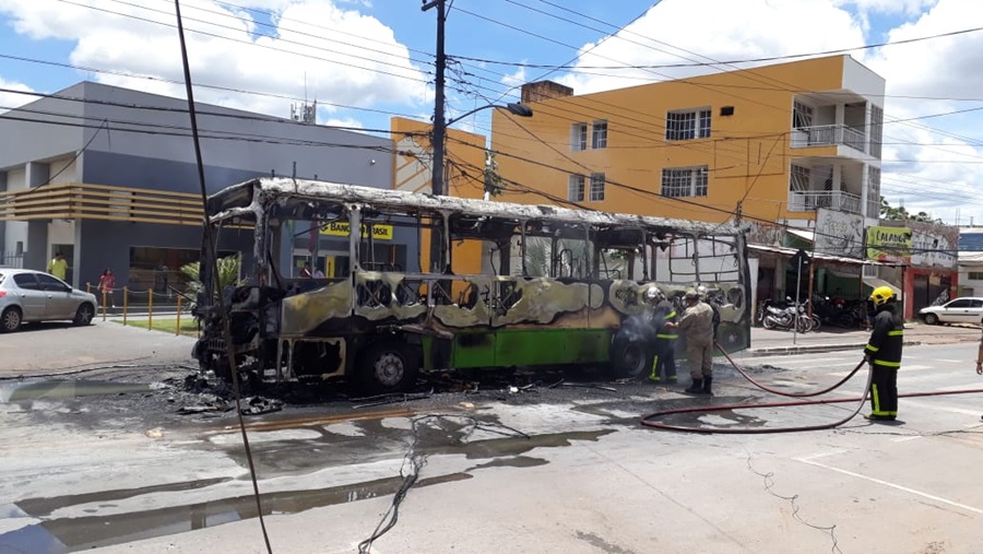 Imagem: ônibus incendiado