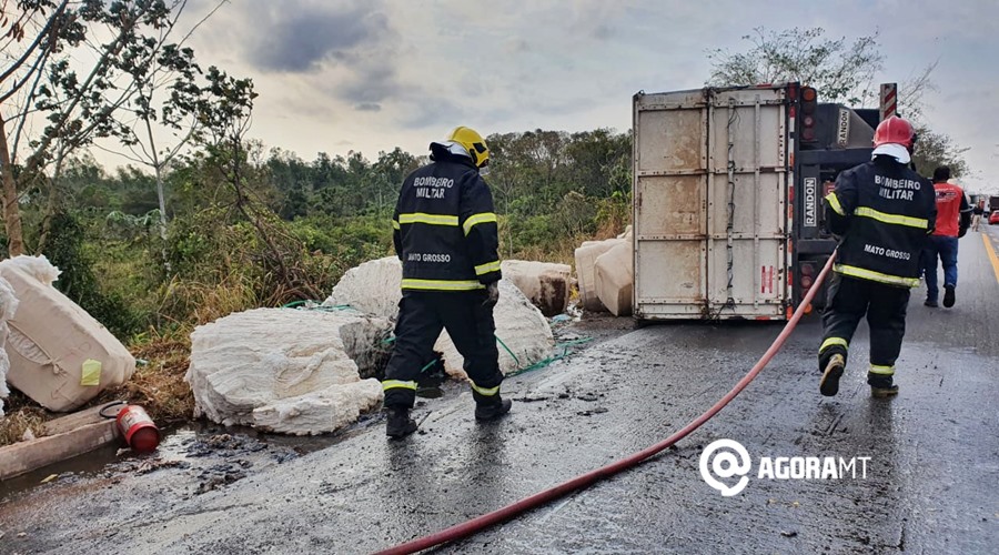 Imagem: Bombeiros apagando incendio em fardos de algodao Carreta com algodão tomba e fardos pegam fogo próximo a Rondonópolis