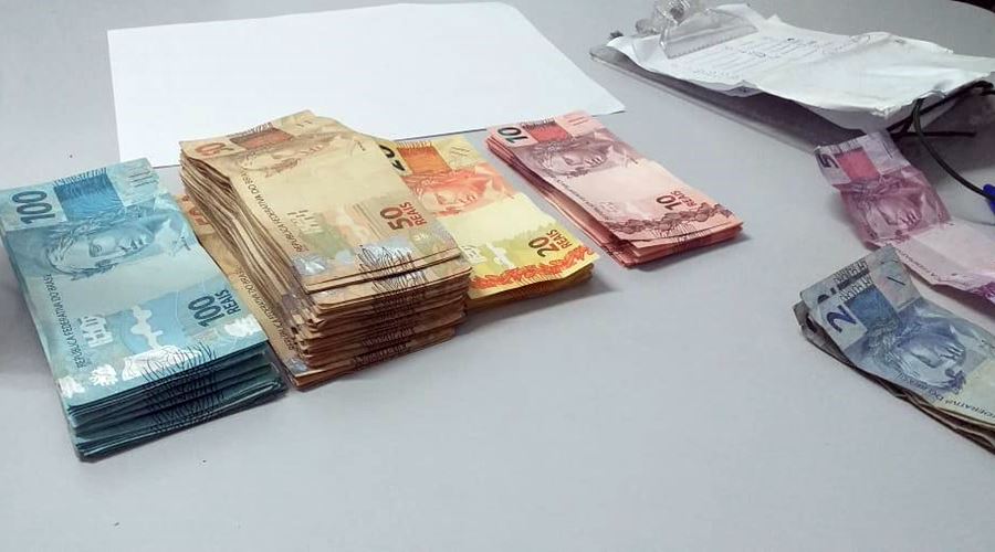 Imagem: Dinheiro apreendido com o suspeito Motorista é detido com R$ 10 mil e assume que é de golpe na internet