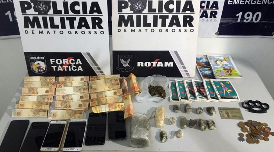 Imagem: Droga dinheiro e cleular apreendidos Dupla é presa com caderno de anotações do tráfico e golpe OLX