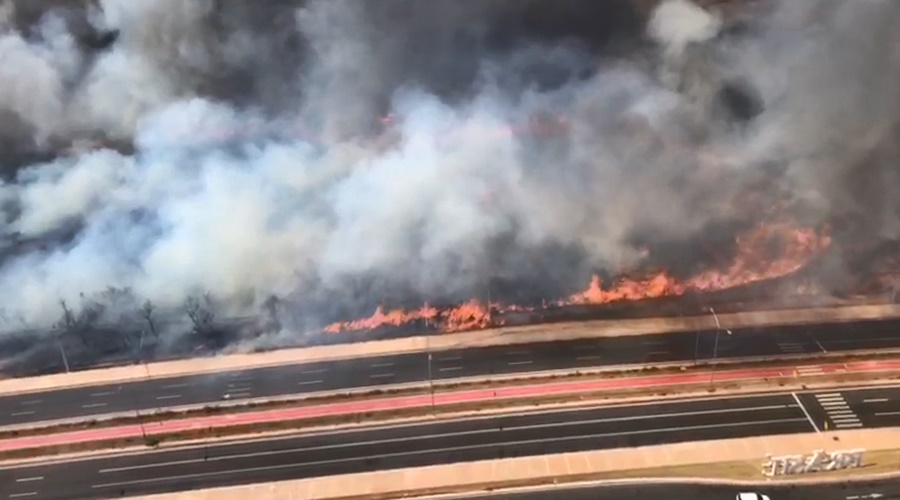 Imagem: Incêndio em Cuiabá Bombeiros combatem incêndio próximo a condomínio em Cuiabá