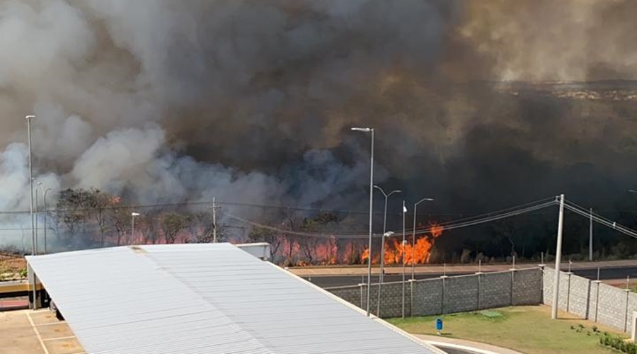 Imagem: Incêndio próximo condominio em Cuiabá Prefeitura cogita decretar situação de emergência por queimadas e tempo seco