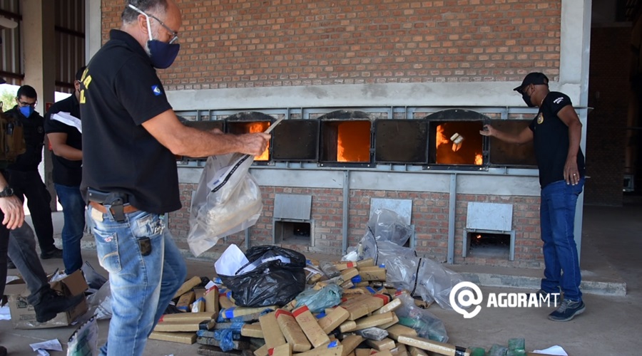 Imagem: Droga sendo incinerada pela pjc MT Forno de empresa é usado para incinerar uma tonelada de drogas