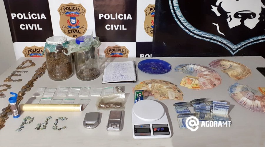 Imagem: Drogas balanca e dinheiro apreendido com os suspeitos na Vila Dois são presos pela Derf vendendo maconha, skunk e pasta base