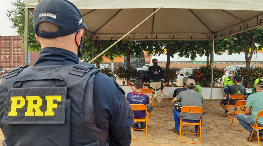 Imagem: Policiais palestrando para motoristas Ação da PRF leva orientações aos motociclistas da BR-163/364