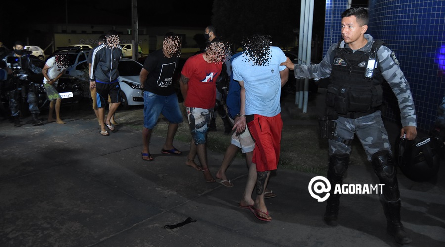 Imagem: Suspeitos detidos pela PM Quadrilha é presa e quatro armas são apreendidas após roubo