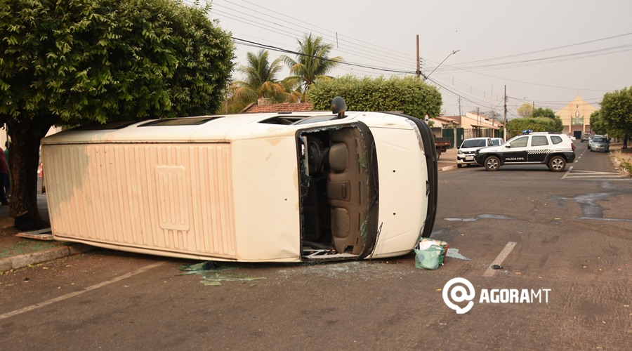Imagem: Van capota apos colisao em cruzamento Van com três pacientes se envolve em acidente e tomba na Vila Operária