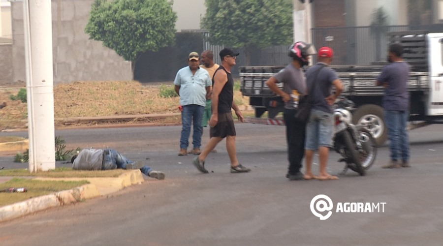 Imagem: Vitima aguardando atendimento do samu Motociclista fica gravemente ferido em acidente na Júlio Campos
