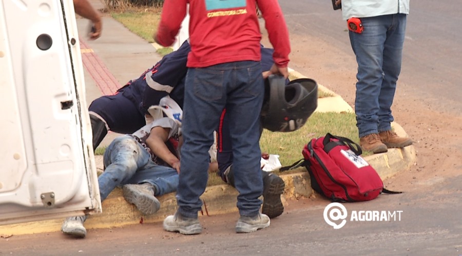Imagem: Vitima sendo socorrida pelo samu Motociclista fica gravemente ferido em acidente na Júlio Campos
