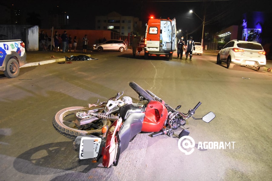 Imagem: acidente quinta Motociclista cruza preferencial, bate em carro e morre na hora