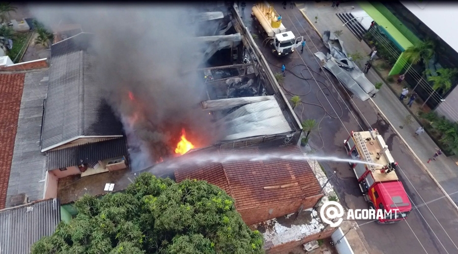 Imagem: Bombeiros controlando Incendio em empresa Loja de decoração é destruída pelo fogo em Tangará da Serra
