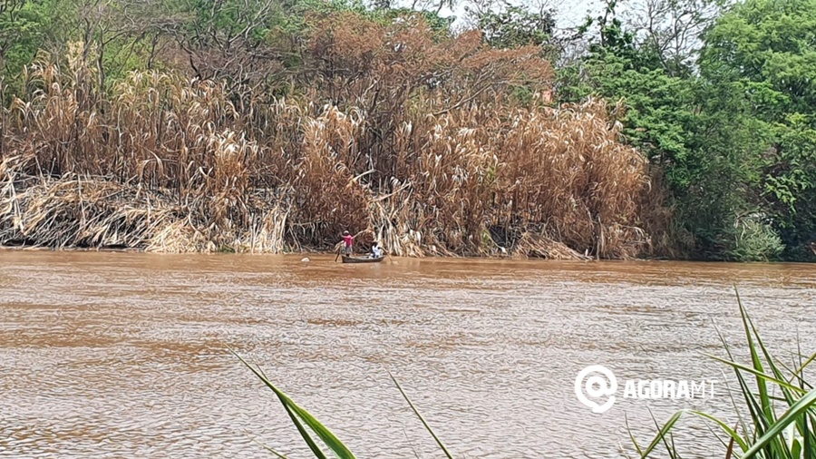 Imagem: Corpo no meio do rio Corpo com as mãos amarradas é encontrado boiando no Rio Vermelho