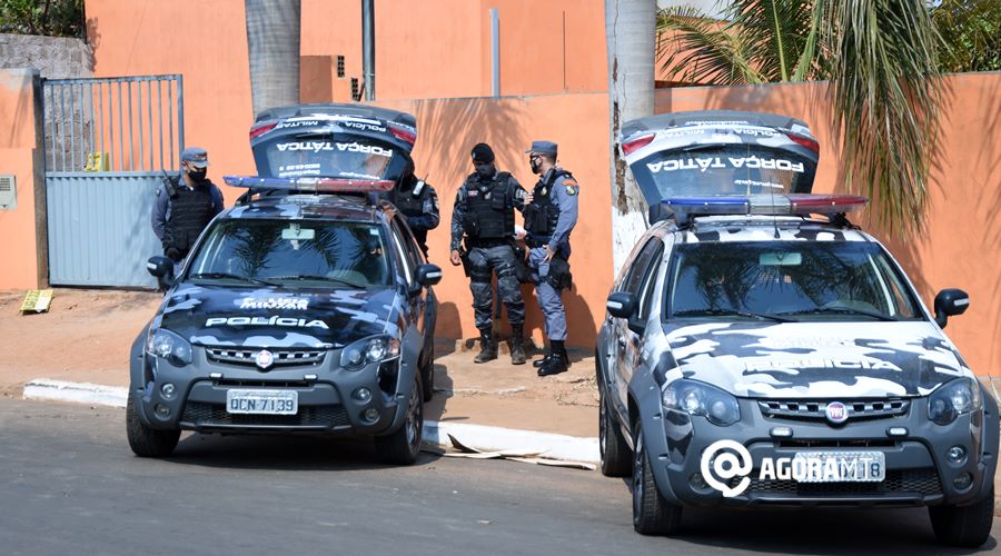 Imagem: Forca Tatica com o suspeito detido Bandidos mortos em confronto somavam 25 passagens juntos