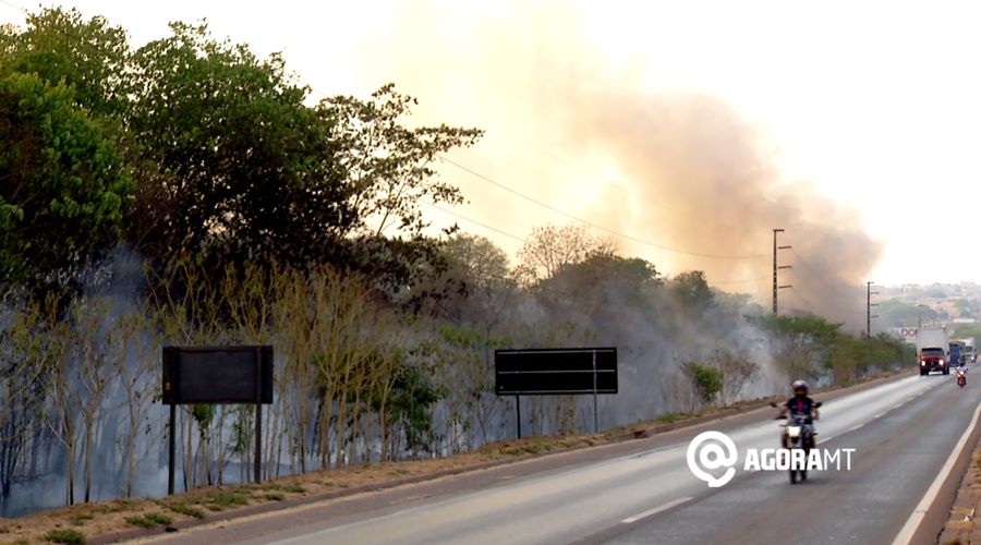 Imagem: Incendio destroi a vegetacao as margens da rodovia em roo Fumaça toma conta da cidade após incêndio em Rondonópolis