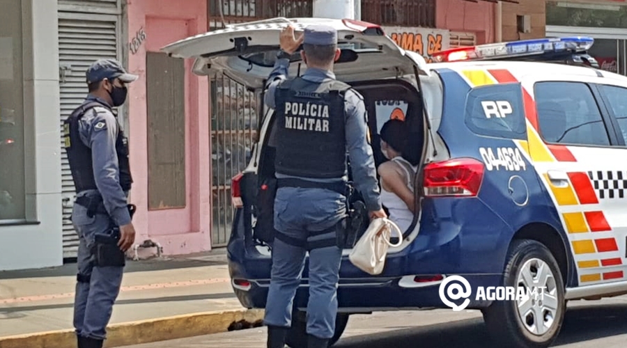 Imagem: Mulher detida pela Policia Militar Casal é preso furtando churrasqueira elétrica em loja
