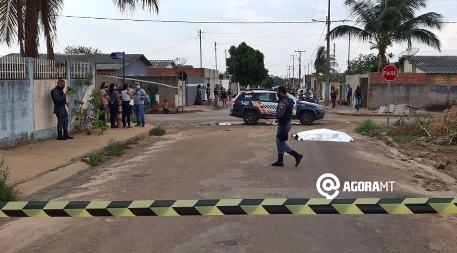 Imagem: Policia Militar fazendo o isolamento do local do crime Motorista de aplicativo é assassinado em Primavera do Leste