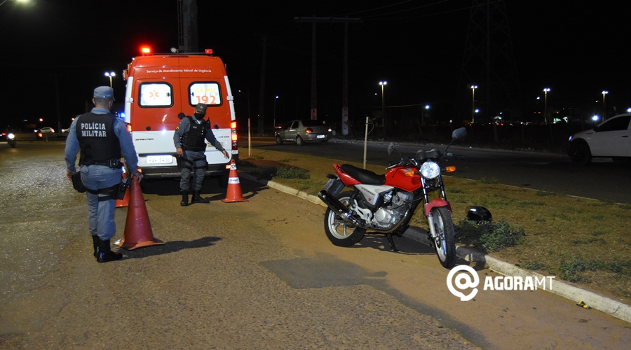 Imagem: Policia Militar isolando o local do acidente Colisão frontal entre carro e moto deixa um ferido