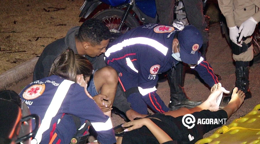 Imagem: Samu atendendo vitima de acidente no anel viario Casal fica ferido após atropelar capivara no Anel Viário