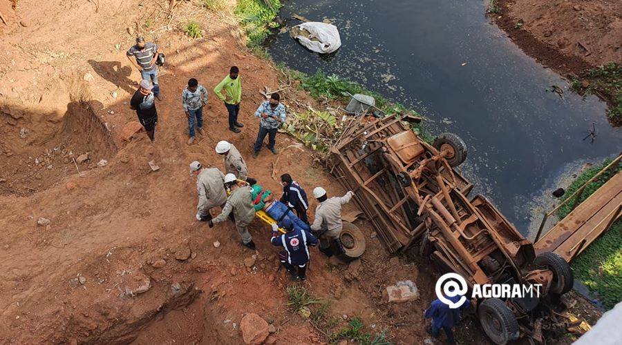 Imagem: Samu e bombeiros socorrendo vitima de acidente na Av Bandeirantes em roo D-10 com jardineiros despenca de ponte em Rondonópolis