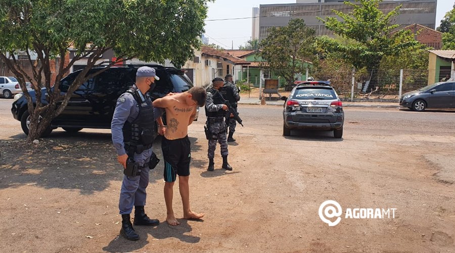Imagem: Suspeito detido por trafico de drogas pela equipe da Forca Tatica Força Tática prende traficante de 18 anos em flagrante