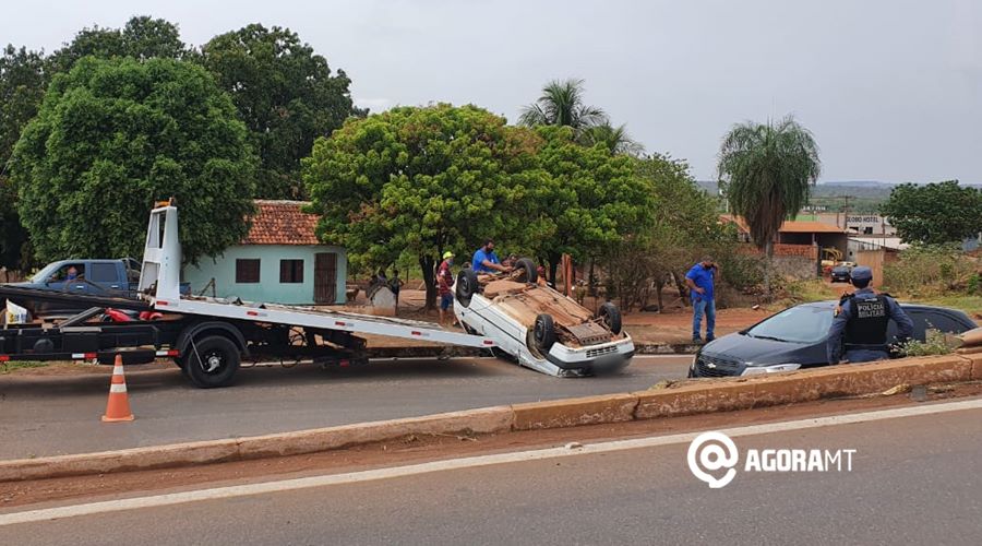 Imagem: Veiculo sendo rebocado pelo guincho Dois acidentes são registrados no viaduto de Rondonópolis