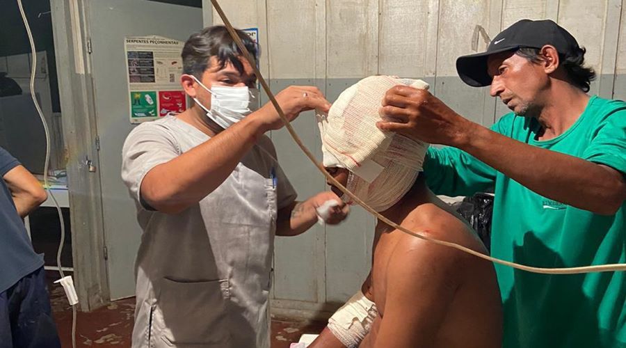 Imagem: Vitima recebendo cuidados medicos Homem fica ferido após ser atacado por onça em comunidade indígena