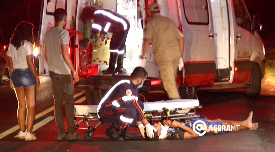 Imagem: Vitima sendo imobilizada apos o acidente Piloto e passageiro ficam feridos após acidente na MT-270