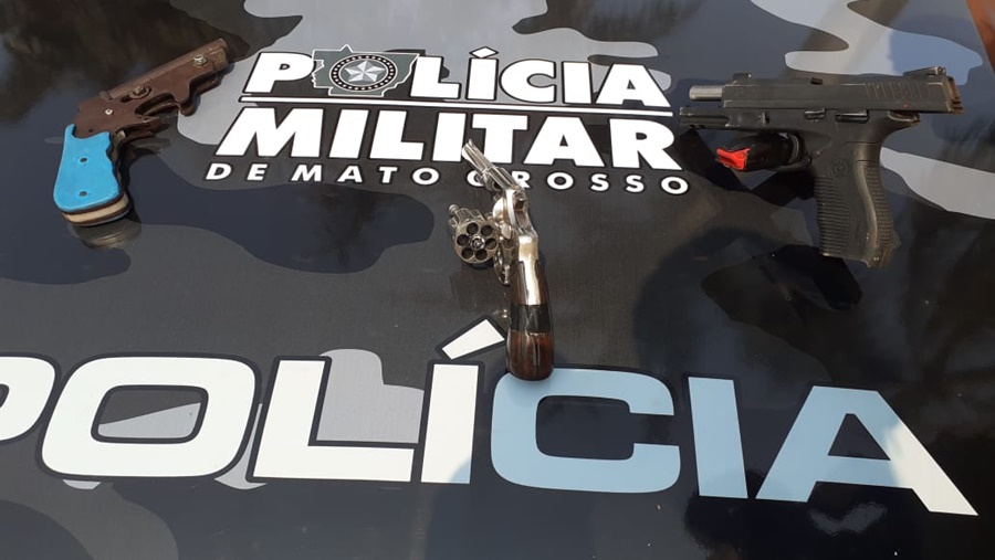 Imagem: armas apreendidas no local Suspeitos trocam tiros com a Força Tática e acabam mortos em Rondonópolis