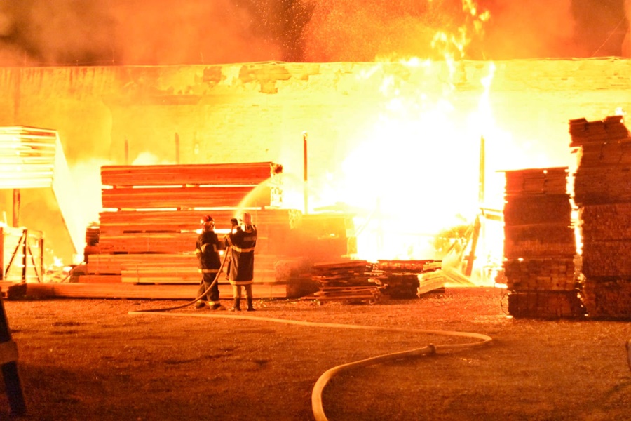 Imagem: incendio 3 Incêndio de grandes proporções destrói empresa no centro de Rondonópolis