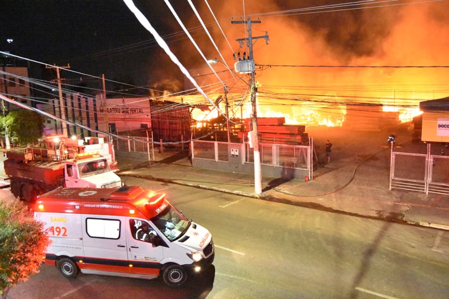 Imagem: incendio centro 2 Incêndio de grandes proporções destrói empresa no centro de Rondonópolis
