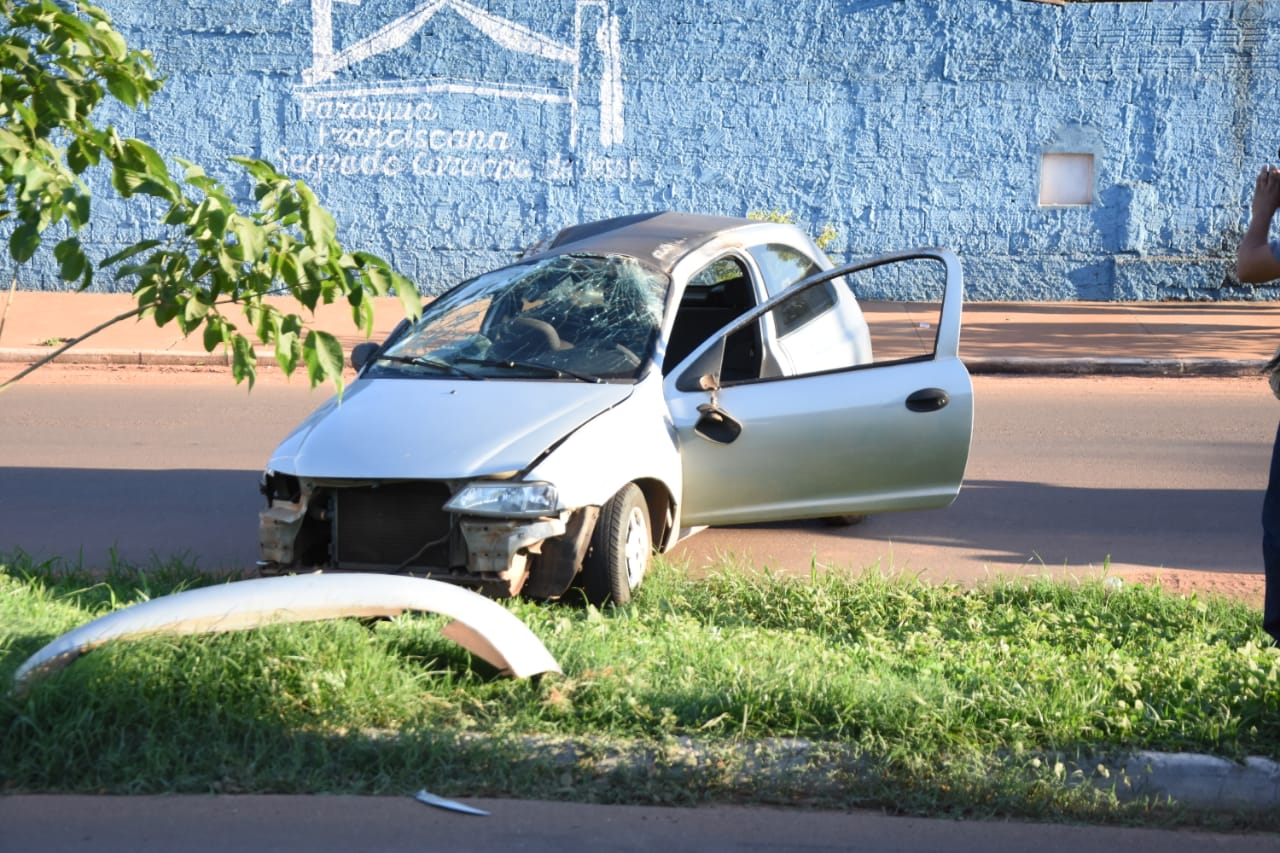 Imagem: Celta acidente Depois de se chocar com traseira de outro veículo, motorista capota carro e fica ferido