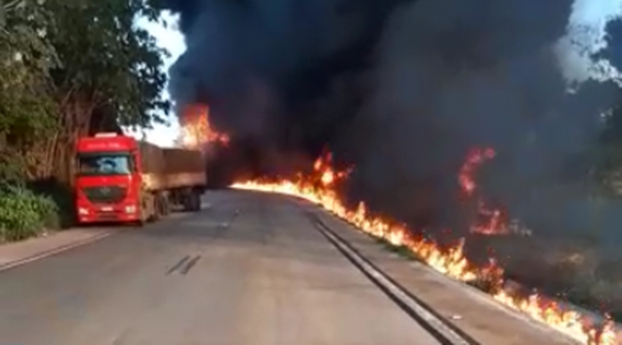 Imagem: Fogo em caminhoes apos colisao BR-364 está interditada após acidente na Serra de São Vicente