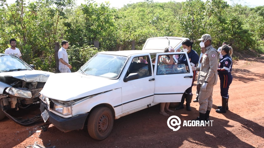 Imagem: acidente 2 Carros batem de frente em estrada rural em Rondonópolis