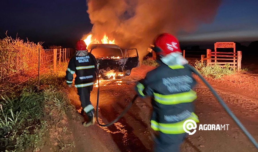 Imagem: kombi Kombi é totalmente consumida pelo fogo após problema no motor