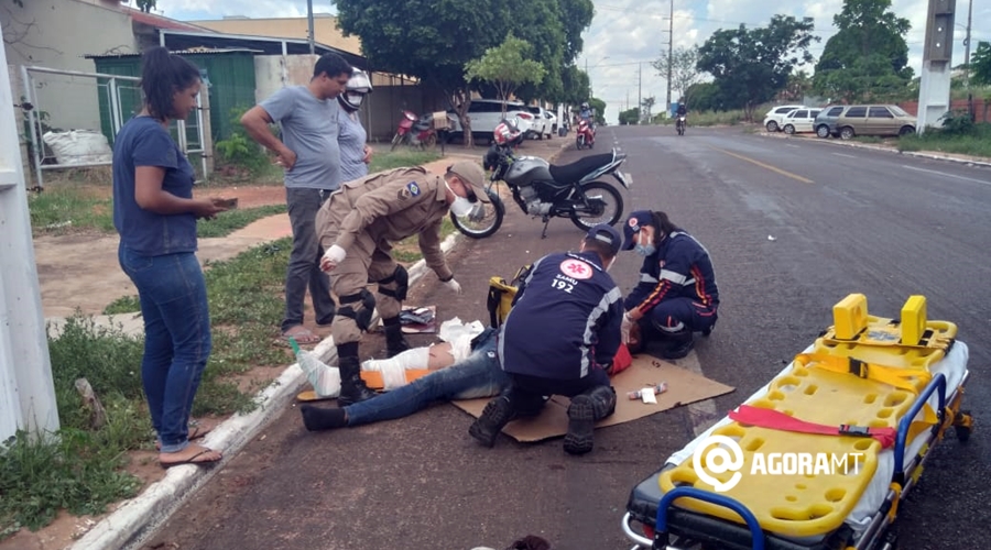Imagem: Samu atendendo vitima de acidente Motociclista bate violentamente na lateral de caminhão e fica ferido
