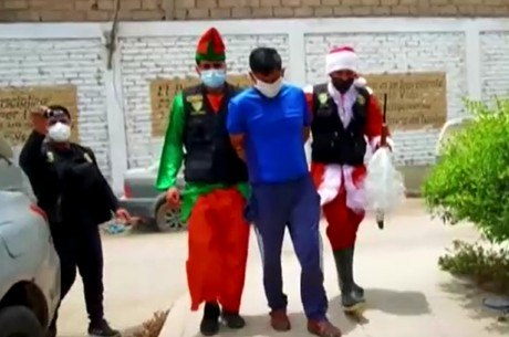 Imagem: TRAFICANTE Policial se veste de Papai Noel para prender traficante