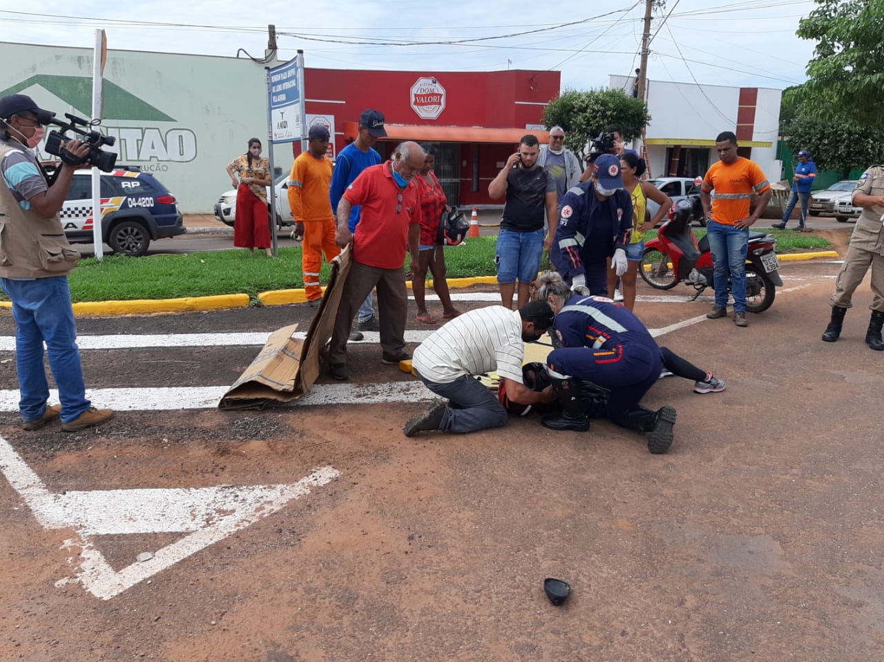 Imagem: acidente 3 Acidente na rotatória da Júlio Campos deixa motociclista ferida