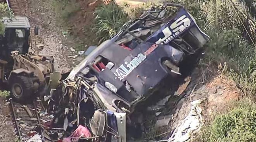 Imagem: acidente em Minas Gerais Carreta bate em ônibus e mata 10 pessoas em Minas Gerais