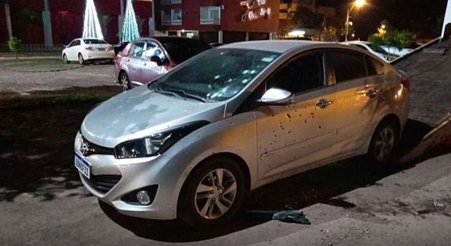 Imagem: carro com tiros Casal de brasileiros é executado com mais de 100 tiros