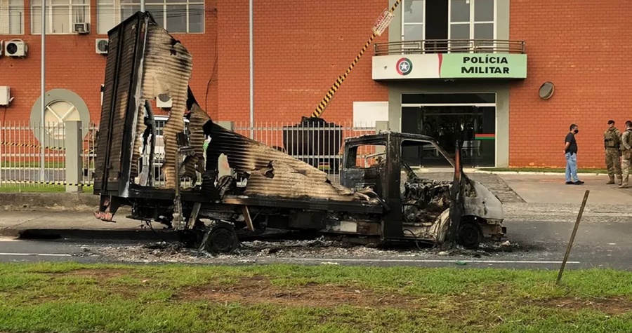 Imagem: carro incendiado 'Roubo em Criciúma foi o maior de Santa Catarina', afirma polícia