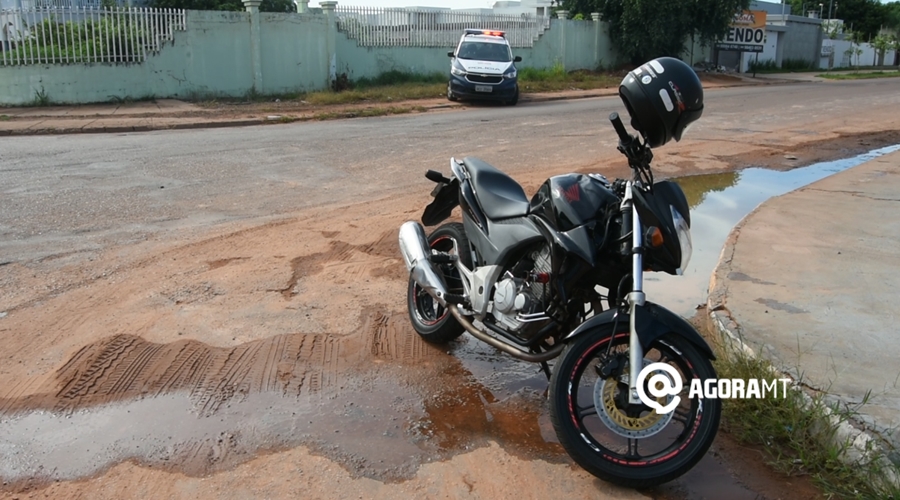 Imagem: Moto da vitima 2 Camada de terra sobre o asfalto faz motociclista perder o controle do veículo e se ferir