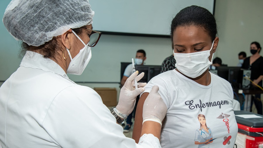 Imagem: 7c73c8e1 fd69 4729 b9c3 debcbc6b0c9b Brasil completa um mês de vacinação com só 3% imunizados