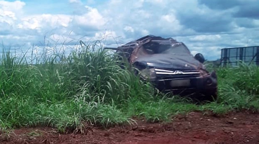 Imagem: Caminhonete destruida apos acidente Prefeito de Itiquira, presidente da Câmara e vereador sofrem acidente na BR-163