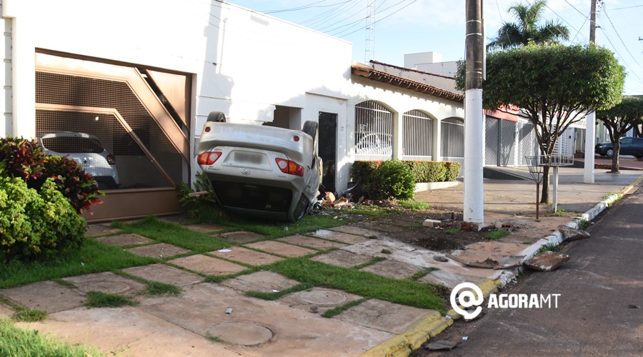 Imagem: Estraagos causado pela batida do veiculo na Avenida Lions Bandidos invadem casa, amarram vítimas e acabam batendo carro na fuga